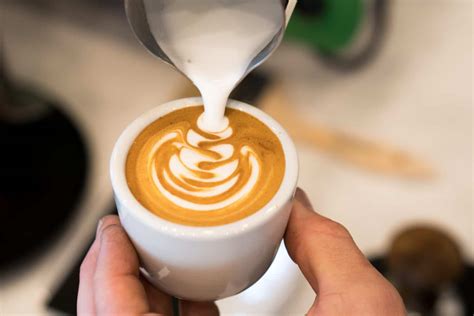 dessin dans café|Le latte art: guide complet pour s'entrainer comme un pro.